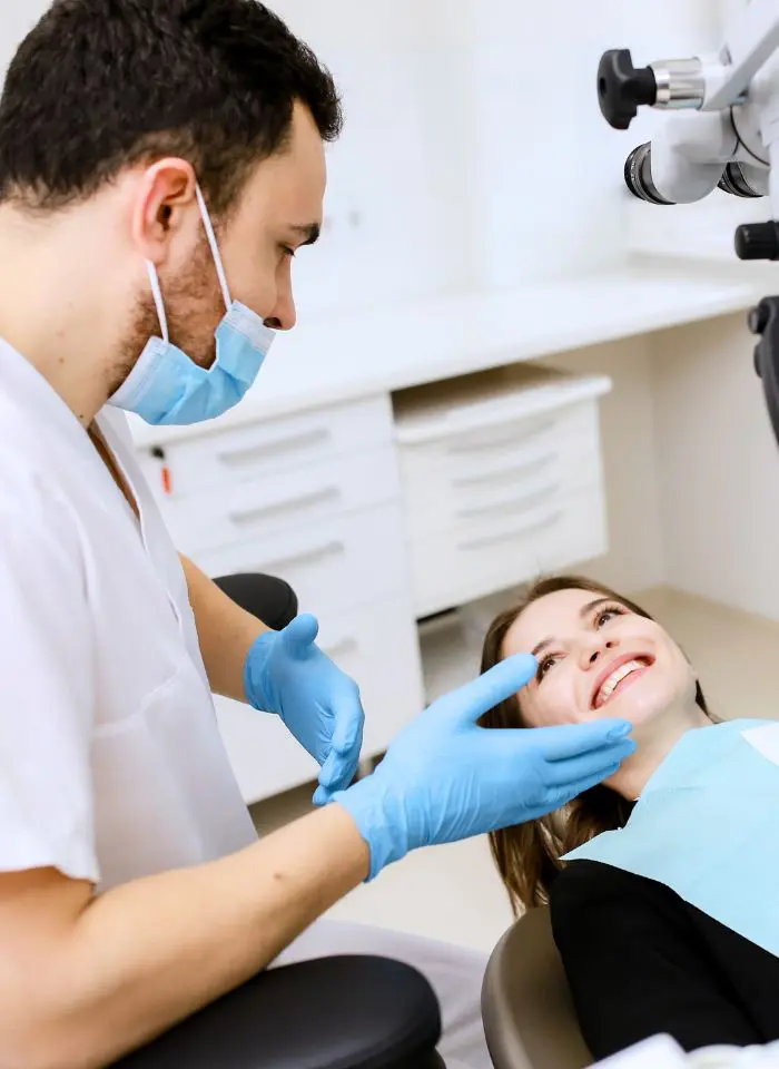 Consultația medicului stomatolog